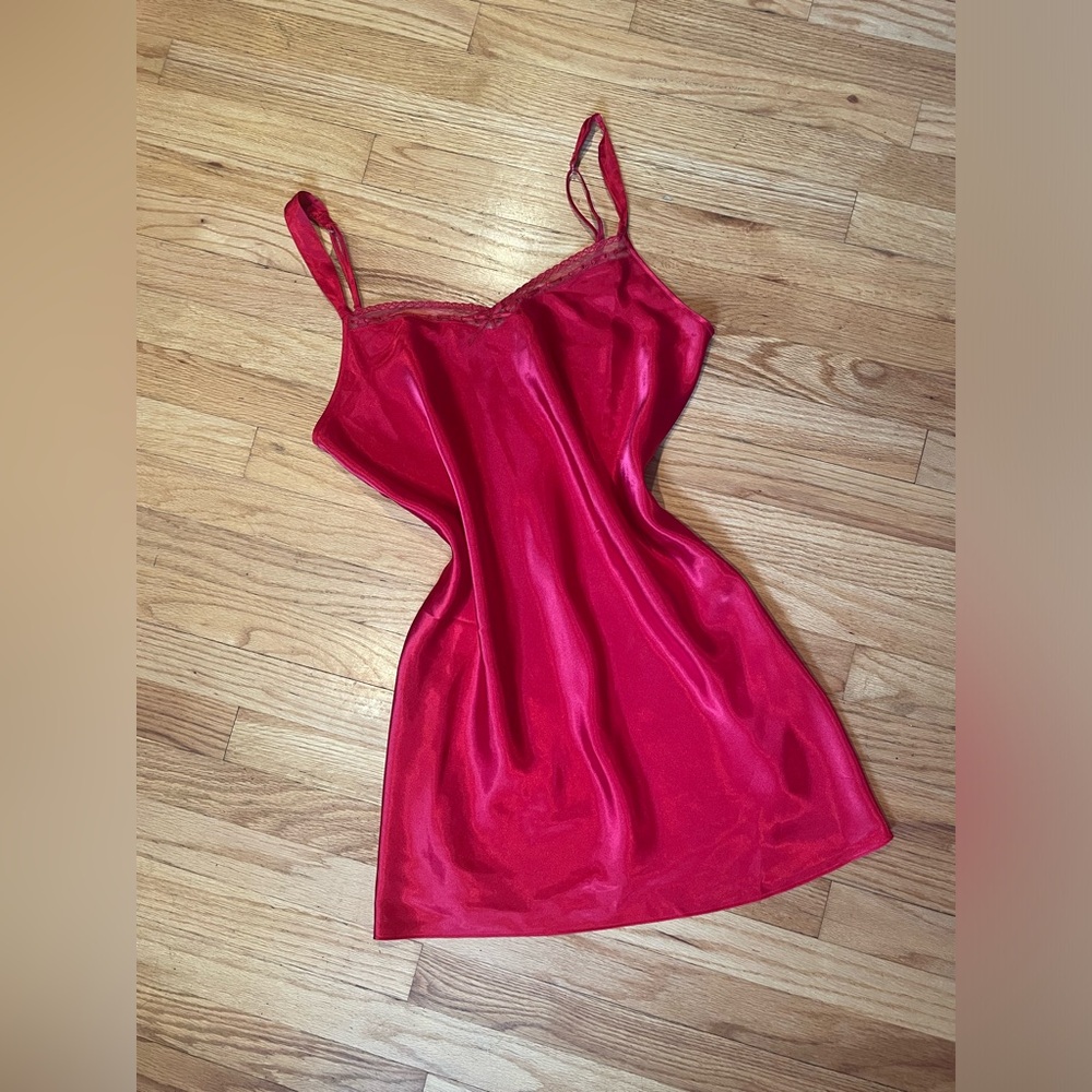 VINTAGE NEVER BEEN WORN Morgan Taylor Ruby Red Dashing gown. CB1251015L9SSAWYER